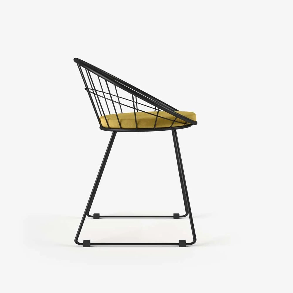 Chaise en métal noir et velours jaune moutarde