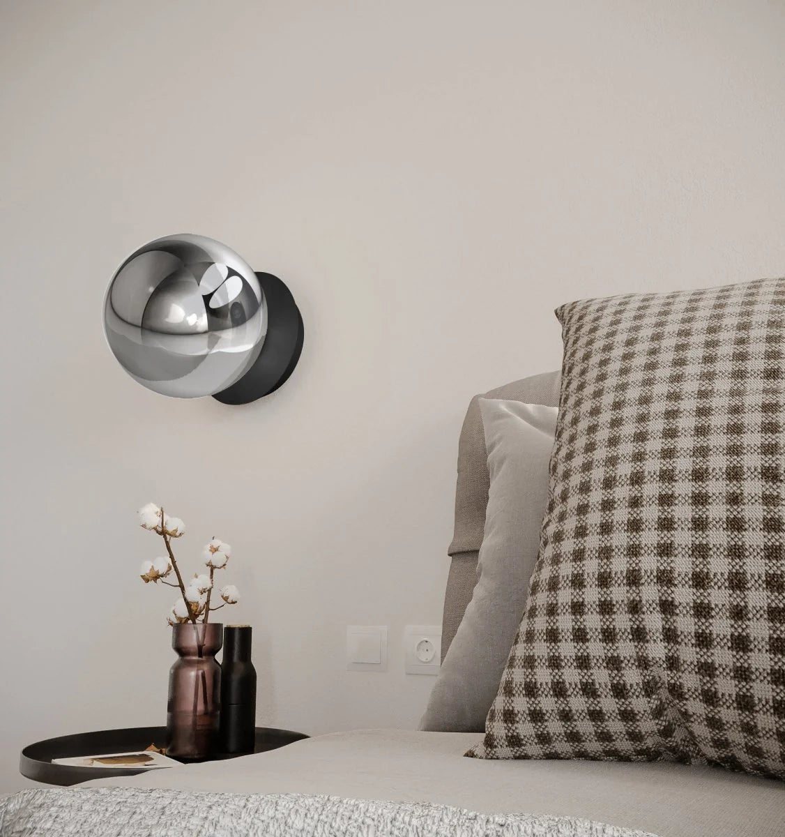 Applique en métal noir et globe en verre opaque