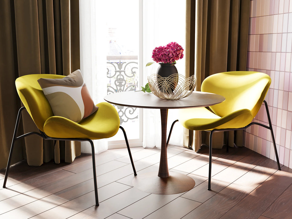Fauteuil en velours jaune moutarde