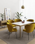 Chaise en velours jaune moutarde