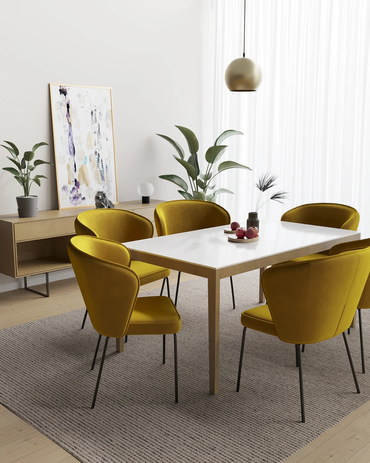 Chaise en velours jaune moutarde