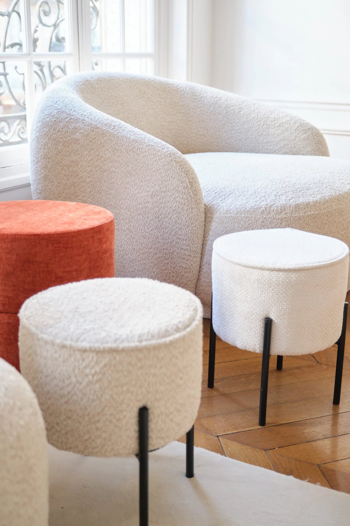 Abel   Pouf rond en tissu chenille blanc pieds en m tal