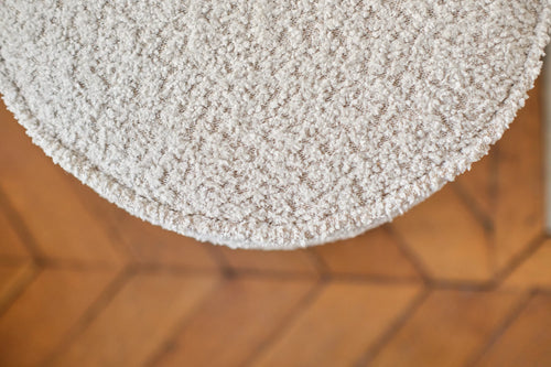 Abel   Pouf rond en tissu bouclette cr me pieds en m tal