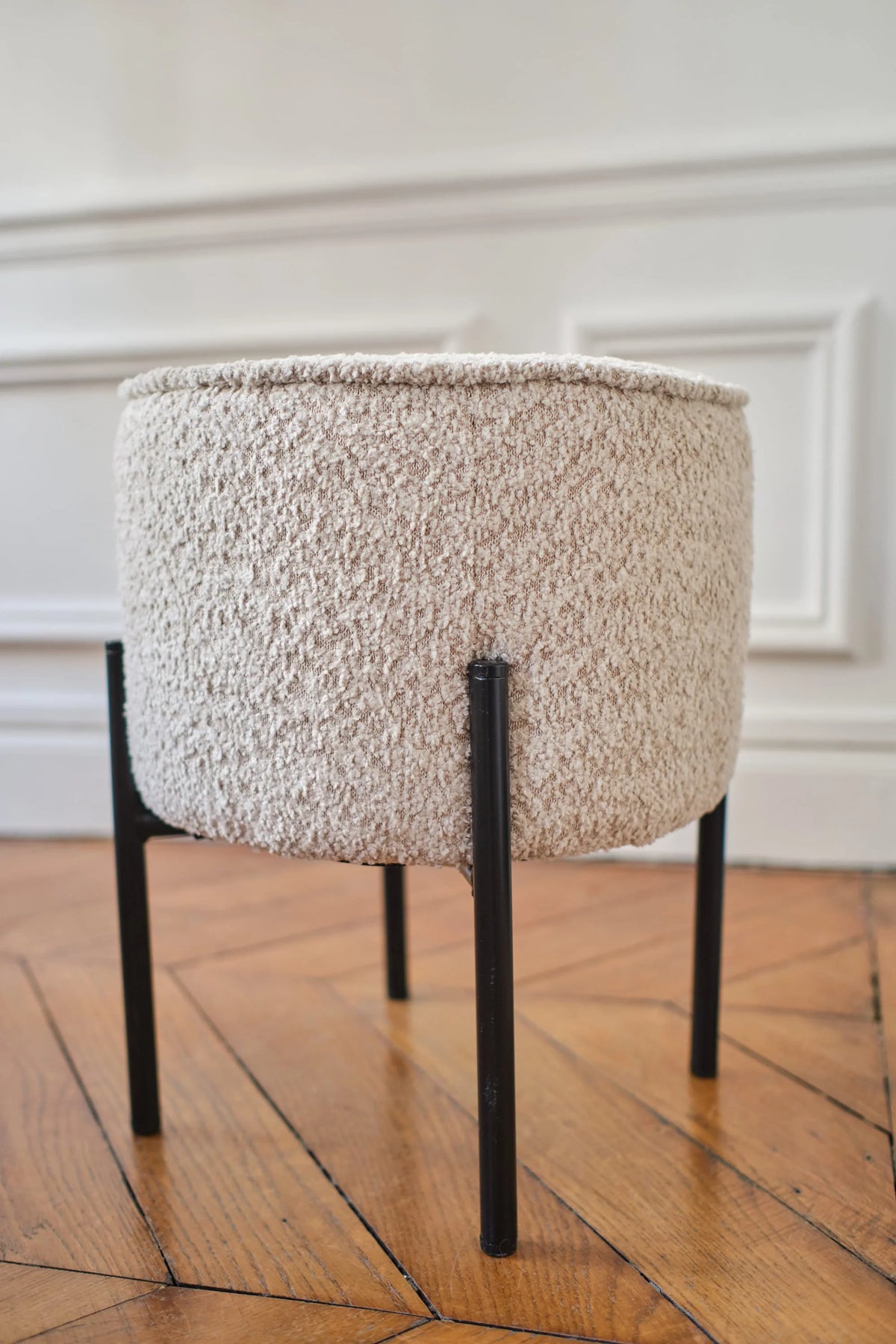 Abel   Pouf rond en tissu bouclette cr me pieds en m tal