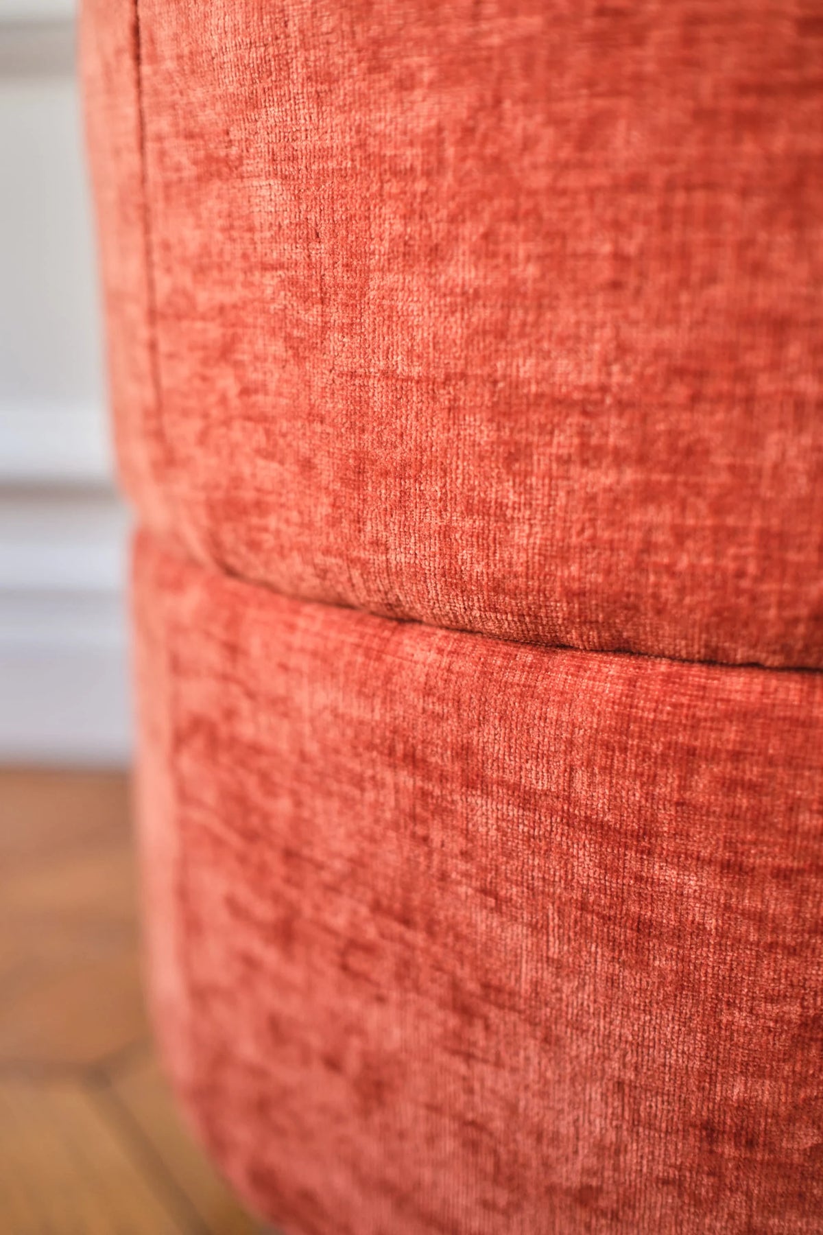 Auguste   Pouf cylindrique en velours ocre