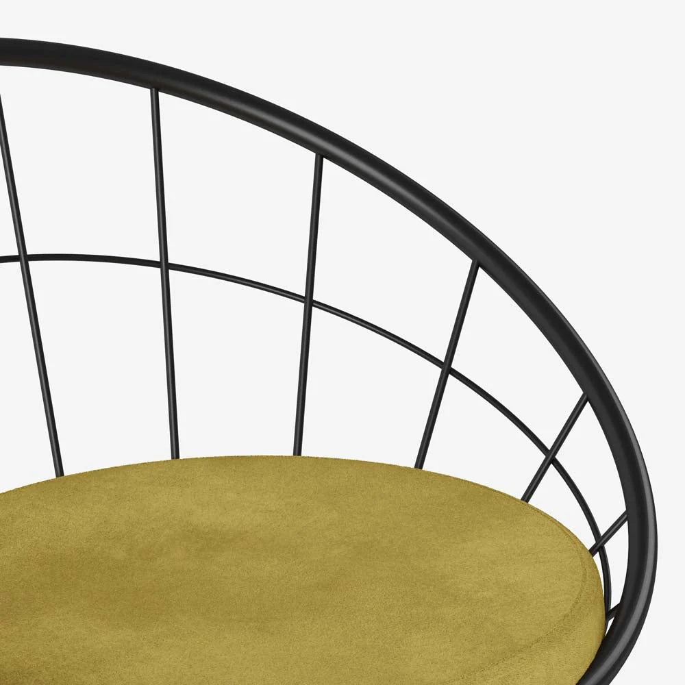 Chaise en métal noir et velours jaune moutarde