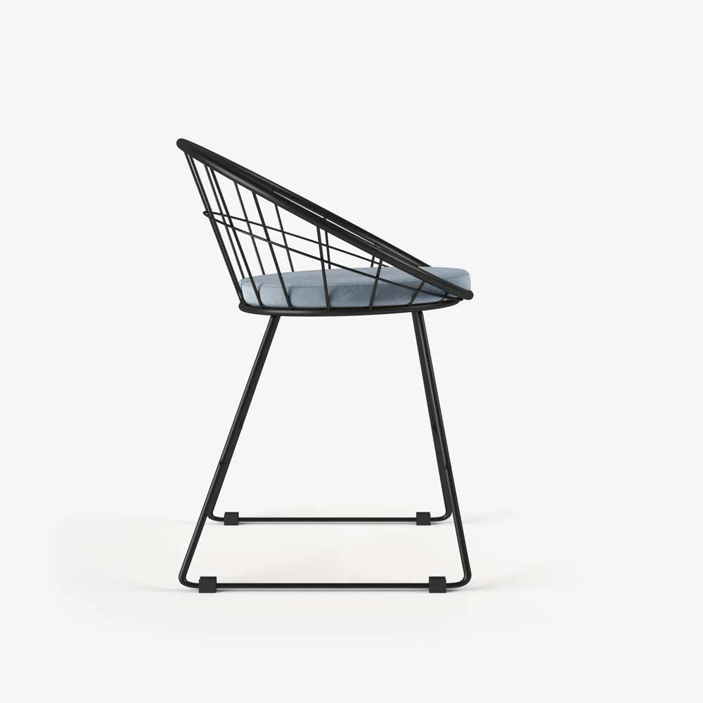 Chaise en métal et velours bleu perle