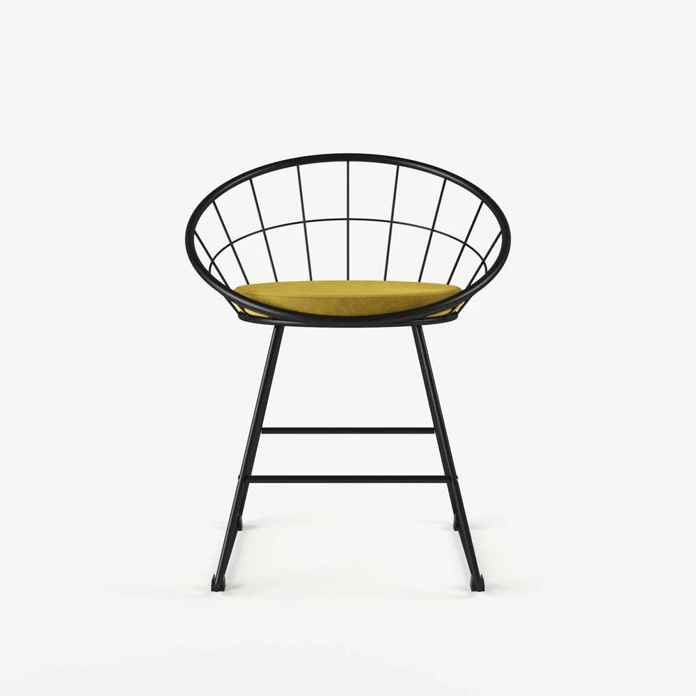 Chaise en métal noir et velours jaune moutarde