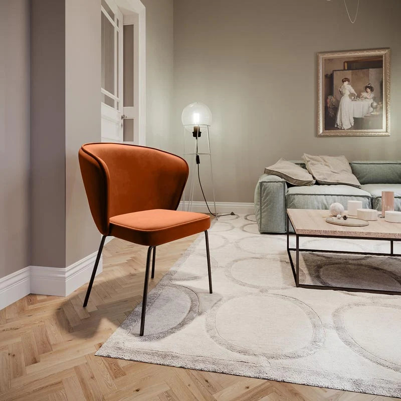 Chaise en velours ocre