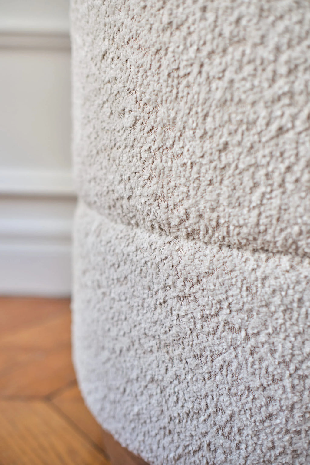 Auguste   Pouf cylindrique en bouclette cr me