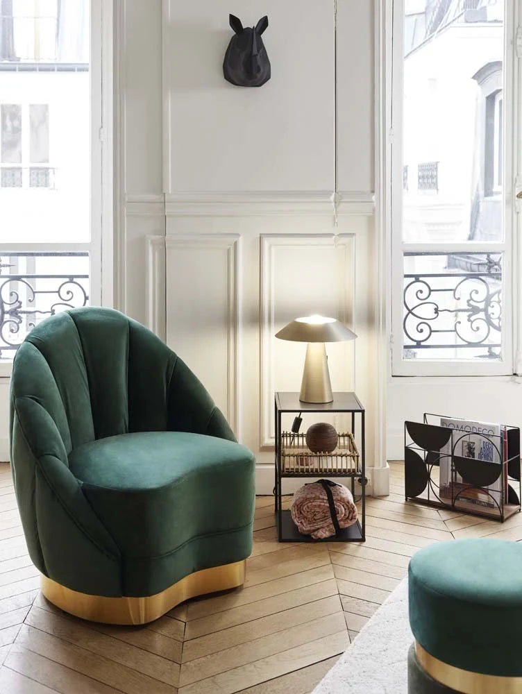 Fauteuil en velours vert sapin, base cerclage dor  effet laiton