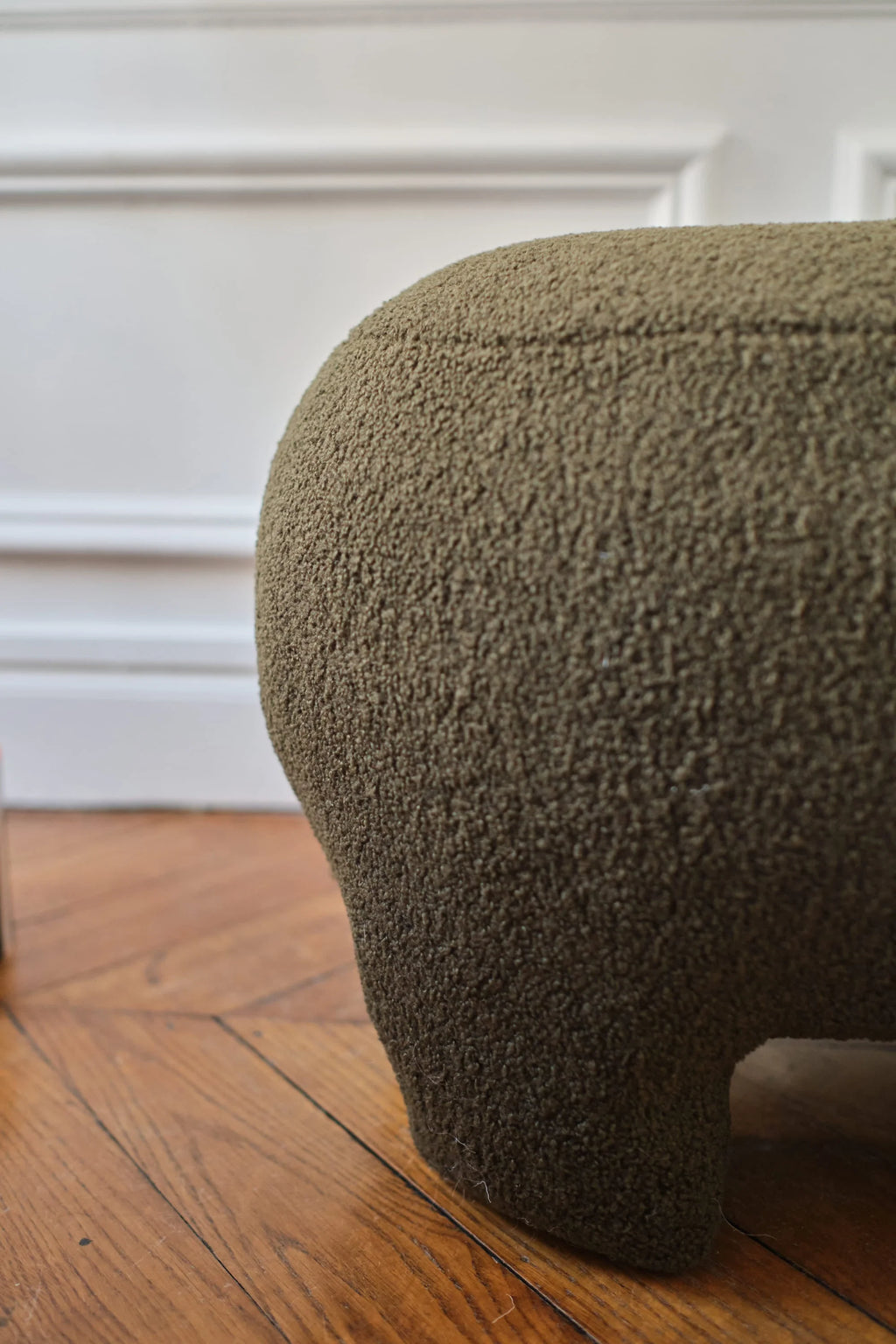 Ninon   Pouf repose-pieds tapiss  en bouclette kaki