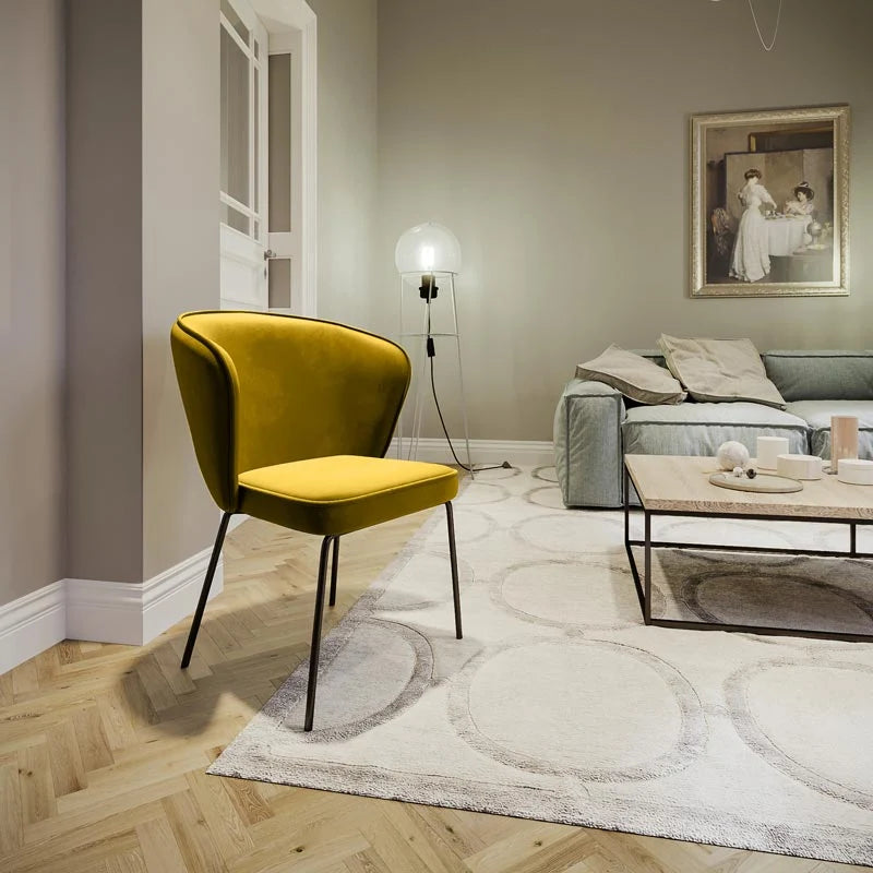 Chaise en velours jaune moutarde