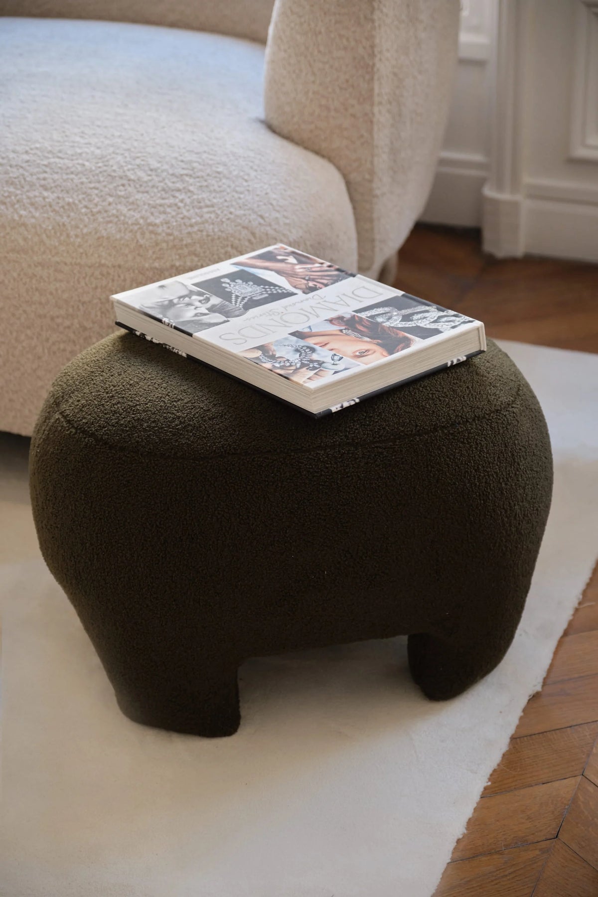 Ninon   Pouf repose-pieds tapiss  en bouclette kaki
