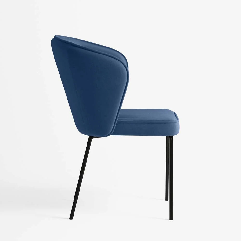 Chaise en velours bleu nuit