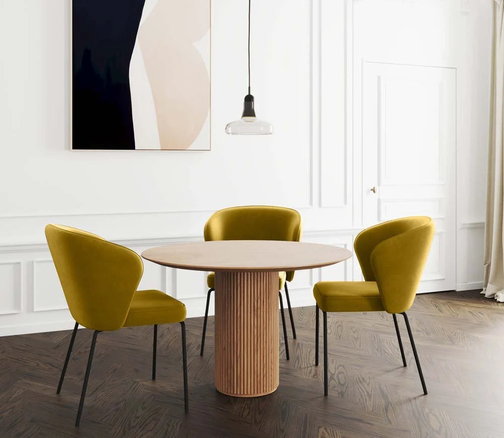 Chaise en velours jaune moutarde