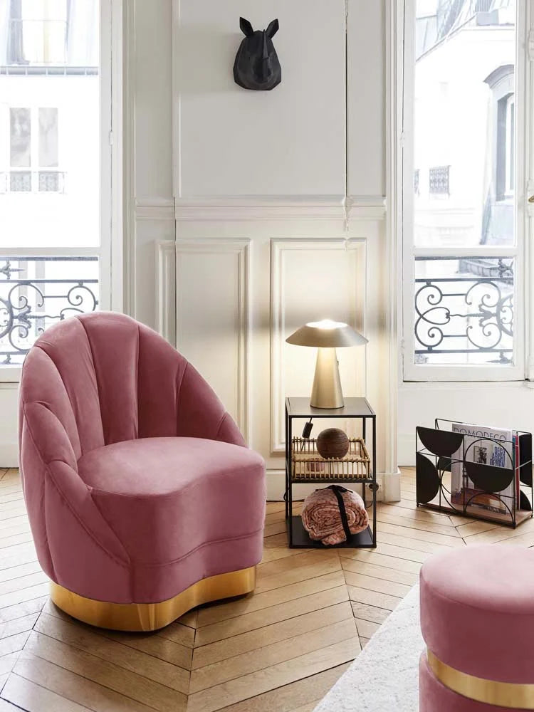 Fauteuil en velours rose vintage, base cerclage dor  effet laiton