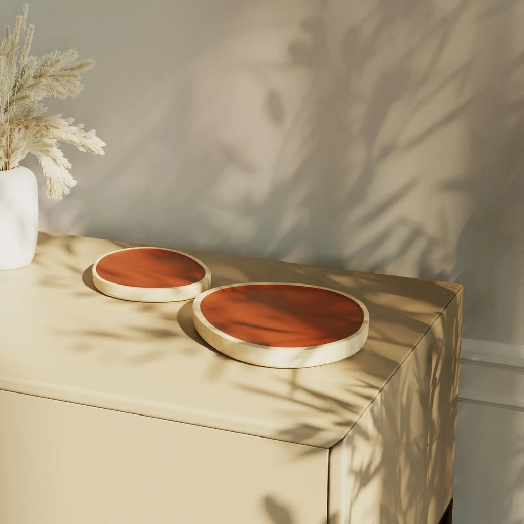 Set de 2 plateaux en bois et peinture céramique ocre