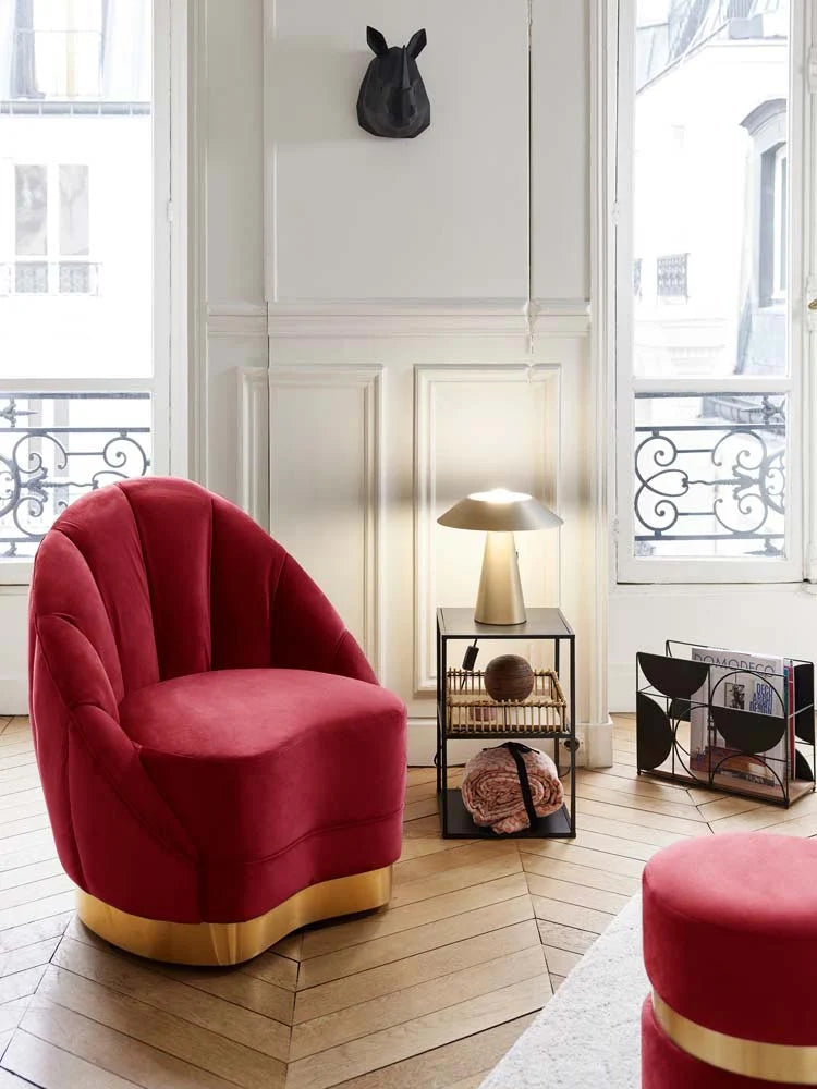 Fauteuil en velours bordeaux, base cerclage dor  effet laiton
