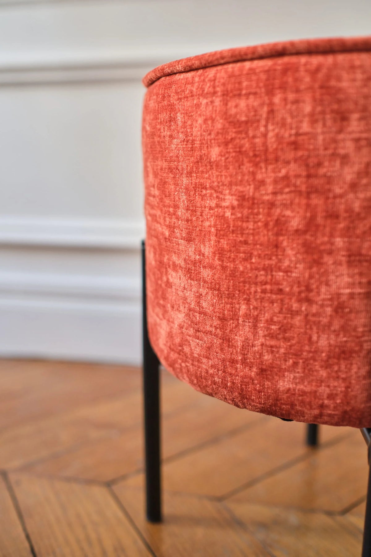 Abel   Pouf rond en velours ocre pieds en m tal